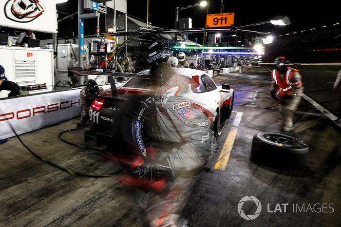#911 Porsche Team North America Porsche 911 RSR, GTLM: Patrick Pilet, Nick Tandy, Frédéric Makowiecki, pit stop