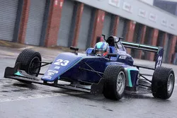 Billy Monger maakt zijn comeback door met Carlin een MVS Formule 3-bolide te testen