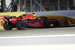 Max Verstappen, Red Bull Racing RB14 Tag Heuer, crashes in qualifying