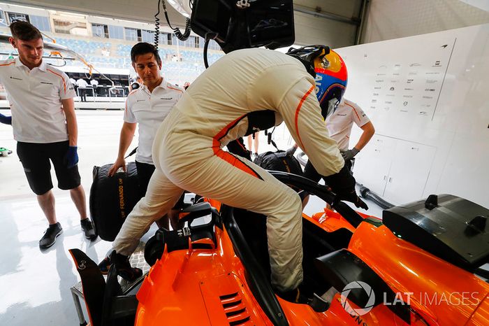 Fernando Alonso, McLaren, sube a su coche