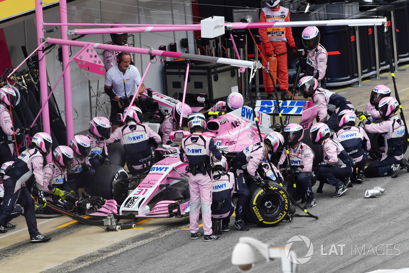 Esteban Ocon, Force India VJM11 pit stop