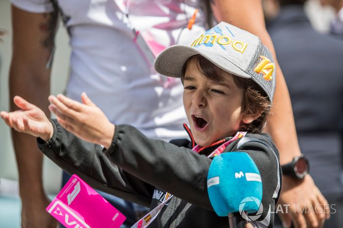 Un pequeño fan de Fernando Alonso, McLaren