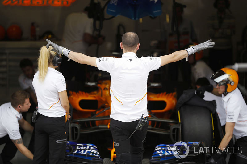 The McLaren team prepare to send Fernando Alonso, McLaren MCL33, out for a Qualifying run