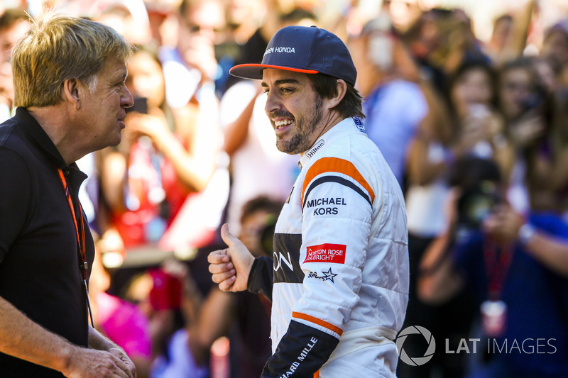 Fotógrafo de LAT Steven Tee con Fernando Alonso, McLaren, en la foto del equipo McLaren