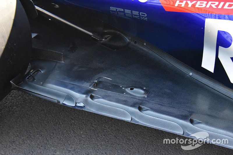 Scuderia Toro Rosso STR13 bodywork detail