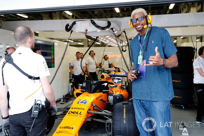El jugador de la NBA Andrew Bynum visita el garaje McLaren