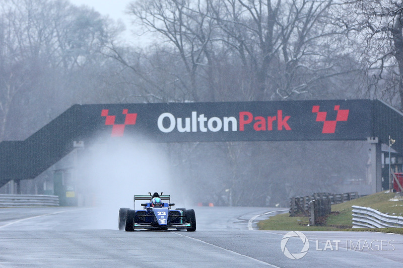 Billy Monger fait son retour en monoplace au volant d'une Carlin de British F3