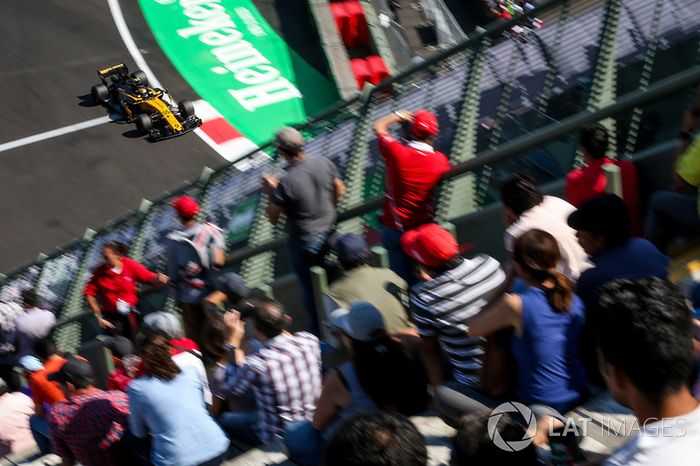 Carlos Sainz Jr., Renault Sport F1 Team RS17 y fans