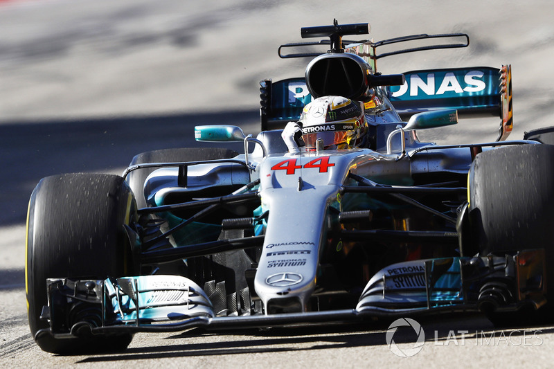 Il vincitore della gara Lewis Hamilton, Mercedes AMG F1 festeggia