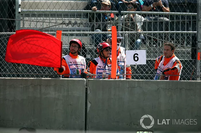Oficiales con bandera roja