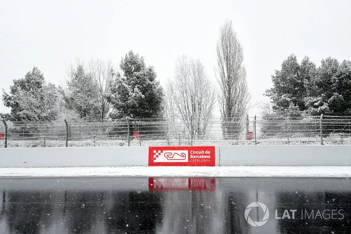 Le neige retarde le troisième jour des essais