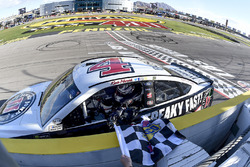 Race winner Kevin Harvick, Stewart-Haas Racing, Ford