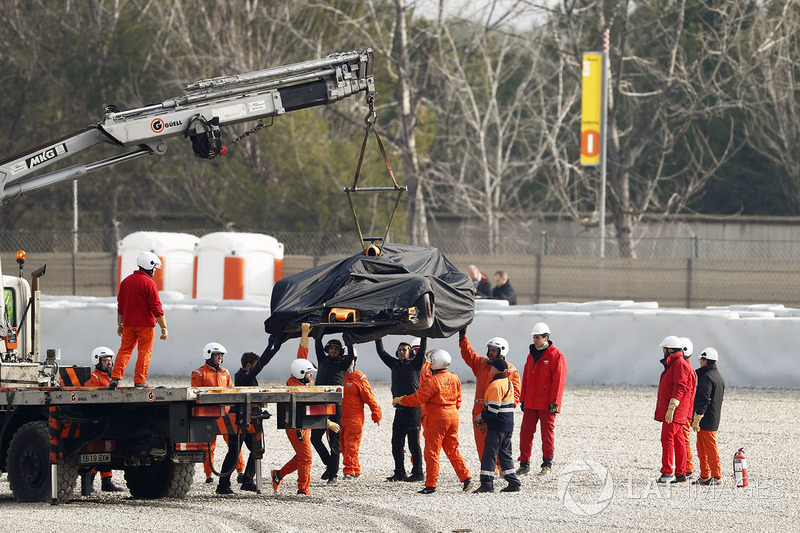 Маршалы эвакуируют с трассы разбитый автомобиль McLaren MCL33 Фернандо Алонсо