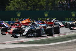 Valtteri Bottas, Mercedes AMG F1 W09, devant Kimi Raikkonen, Ferrari SF71H, Sebastian Vettel, Ferrari SF71H, et les autres au départ