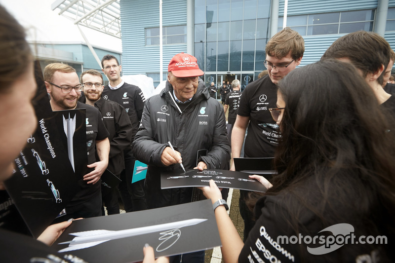 Niki Lauda, président non exécutif Mercedes AMG F1 avec des membres de l'équipe