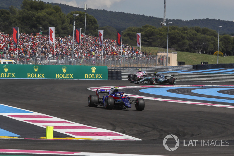 Pierre Gasly, Scuderia Toro Rosso STR13 y Valtteri Bottas, Mercedes-AMG F1 W09 con daños