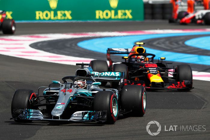 Lewis Hamilton, Mercedes AMG F1 W09 lidera en la salida