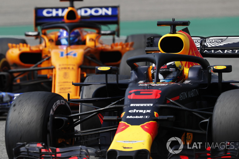Daniel Ricciardo, Red Bull Racing RB14, Fernando Alonso, McLaren MCL33