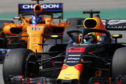 Daniel Ricciardo, Red Bull Racing RB14, Fernando Alonso, McLaren MCL33