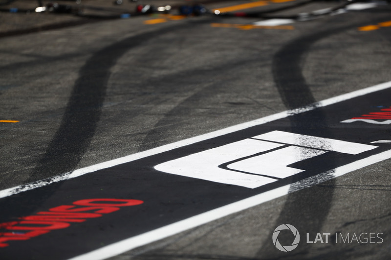 Marcas de neumáticos en el pit lane