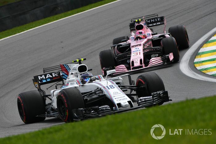 Valtteri Bottas, Mercedes-Benz F1 W08 y Esteban Ocon, Sahara Force India VJM10