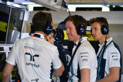 Rob Smedley, chef de la performance du véhicule de Williams et Sergey Sirotkin, Williams