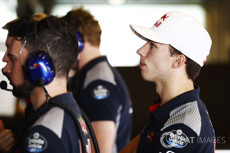 Pierre Gasly, Scuderia Toro Rosso, studies data with engineers in the team's garage