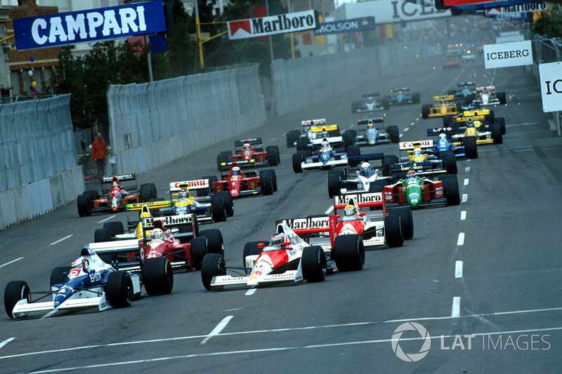 Jean Alesi, Tyrrell 018 Ford plonge à l'intérieur de Gerhard Berger, Mclaren MP4/5B Honda pour prendre la tête