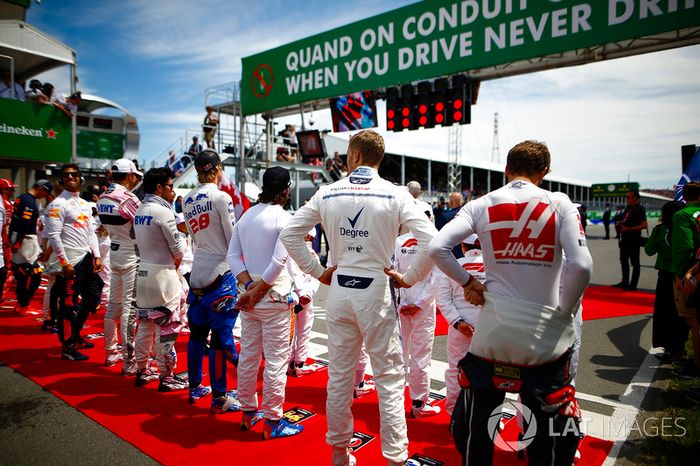 Los pilotos con los niños de la parrilla antes de la salida