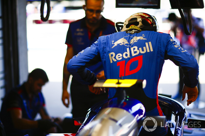 Pierre Gasly, Toro Rosso, entra en su coche