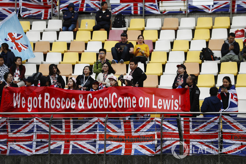 Fans Tiongkok mendukung Lewis Hamilton, Mercedes AMG F1