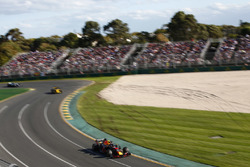 Max Verstappen, Red Bull Racing RB14 Tag Heuer, delante de Nico Hulkenberg, Renault Sport F1 Team R.