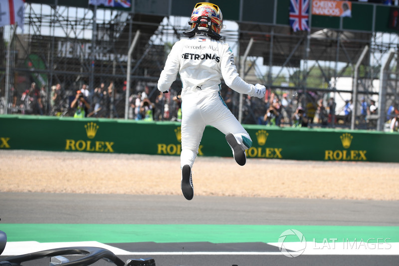 Le poleman Lewis Hamilton, Mercedes-AMG F1 dans le parc fermé