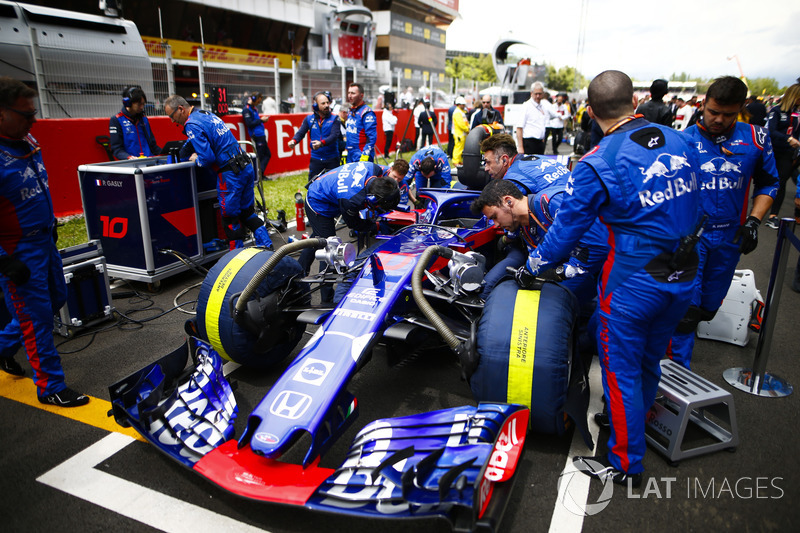 Toro Rosso engineers on the grid with the car of Pierre Gasly, Toro Rosso STR13