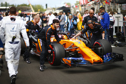 Stoffel Vandoorne, McLaren, arrives on the grid