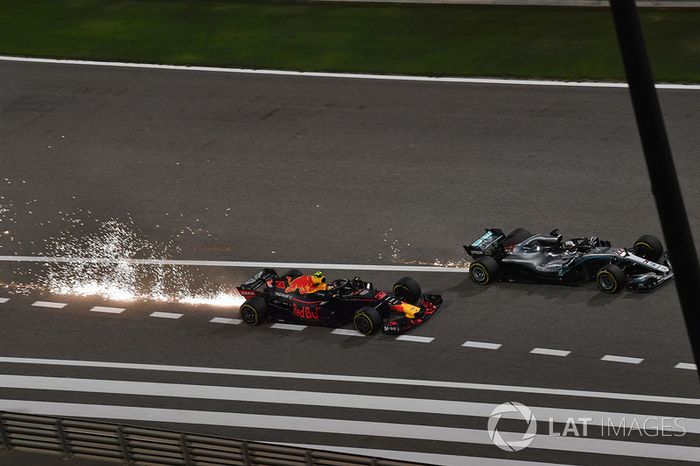 Max Verstappen, Red Bull Racing RB14 y Lewis Hamilton, Mercedes-AMG F1 W09 EQ Power  batalla