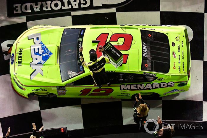 Ganador de la carrera  Ryan Blaney, Team Penske, Menards/Peak Ford Fusion celebra
