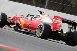 Kimi Raikkonen, Ferrari SF16-H, in pista con il cockpit Halo