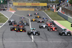 Старт гонки: Ніко Росберг, Mercedes AMG F1 Team та Льюїс Хемілтон, Mercedes AMG F1 Team