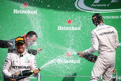 Подіум: переможець Льюіс Хемілтон, Mercedes AMG F1, друге місце - Ніко Росберг, Mercedes AMG F1