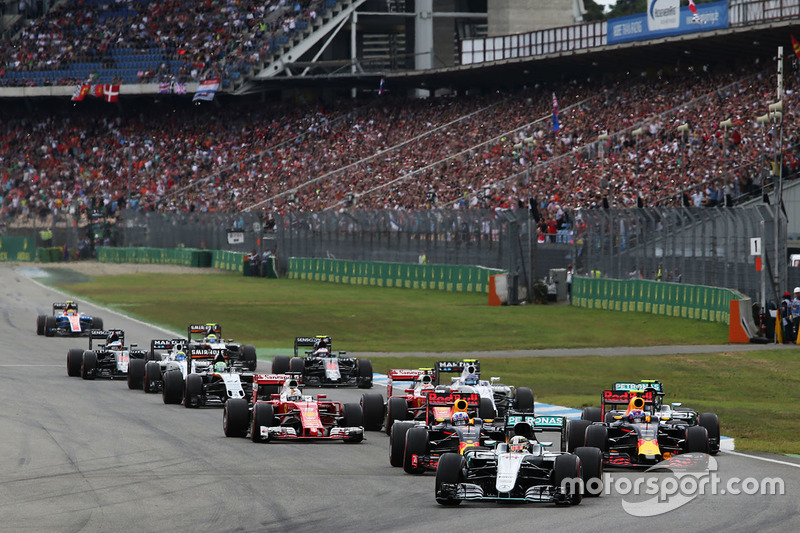 Lewis Hamilton, Mercedes AMG F1 W07 Hybrid, leidt na de start