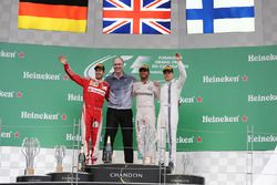 Podio: Sebastian Vettel, Ferrari segundo lugar; Lewis Hamilton, Mercedes AMG F1, ganador de la carre
