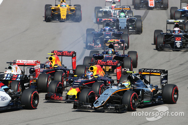 Start crash met Sebastian Vettel, Ferrari SF16-H, Daniil Kvyat, Red Bull Racing RB12, Daniel Ricciar