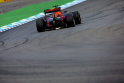 Daniel Ricciardo, Red Bull Racing RB12 sends sparks flying