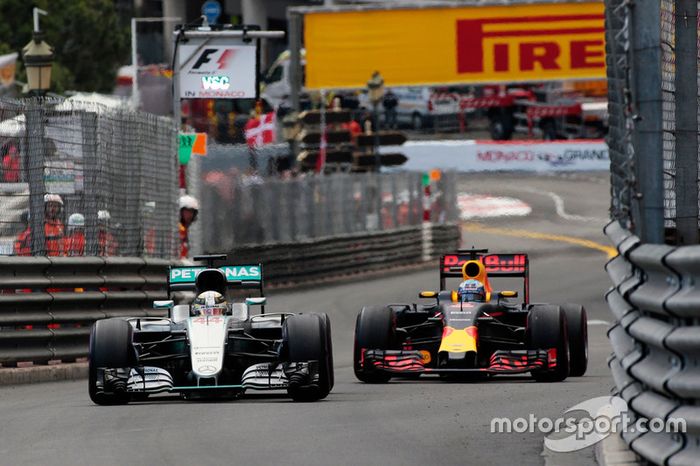 Lewis Hamilton, Mercedes AMG F1 W07 Hybrid y Daniel Ricciardo, Red Bull Racing RB12 luchan por la po