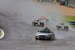 Льюіс Хемілтон, Mercedes AMG F1 W07 Hybrid позаду автомобіля безпеки