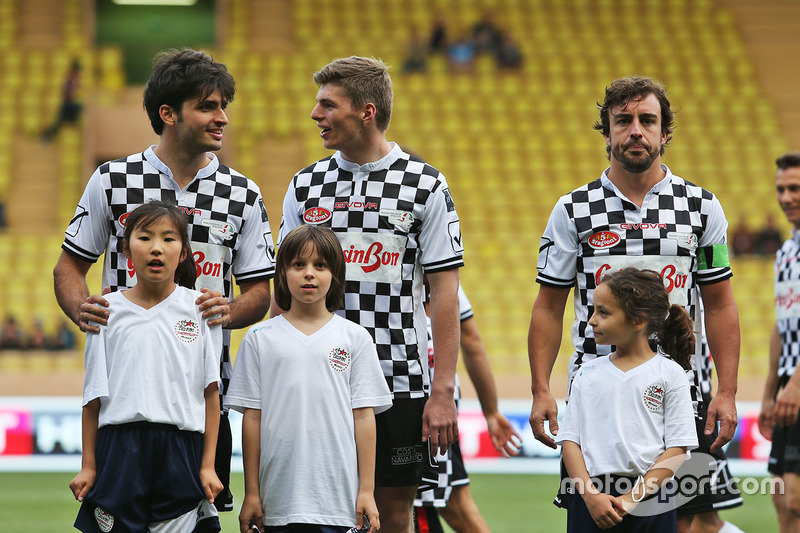 Carlos Sainz, Scuderia Toro Rosso; Max Verstappen, Red Bull Racing y Fernando Alonso, McLaren en un partido de fútbol benéfico