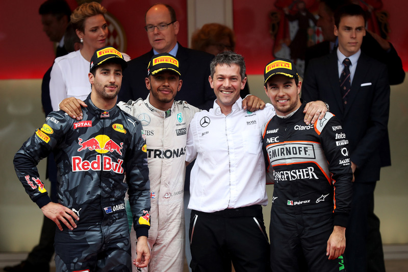 Podio: Lewis Hamilton, Mercedes AMG F1 que se celebra en el podio con Daniel Ricciardo, Red Bull Racing y Sergio Pérez, Force India