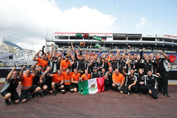 Het Sahara Force India F1 Team viert de derde plaats voor Sergio Perez, Sahara Force India F1 en de