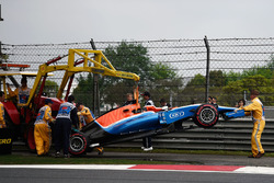 Машину Manor Racing MRT05 Паскаля Верляйна, Manor Racing убирают с трассы после аварии в квалификаци